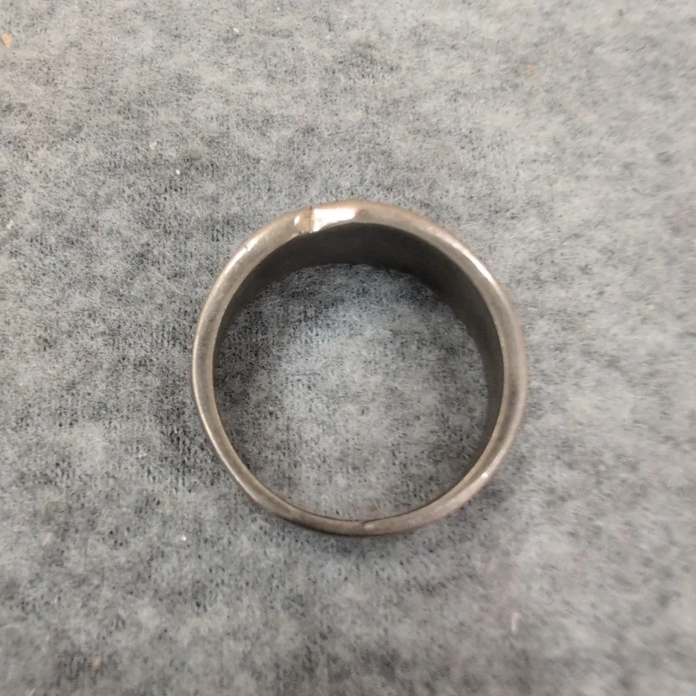 Vintage Silver Tone Floral Embossed Band Ring‎ with Inset Accents